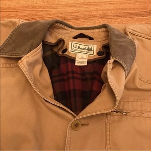 Mens LL Bean 100% cotton with a fleece inlay.